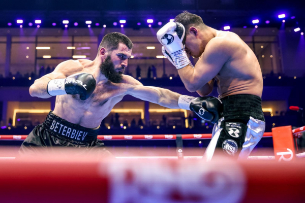 Как Бивол отобрал титул абсолютного чемпиона у Бетербиева. Фоторепортаж - новостной портал st-piter.ru