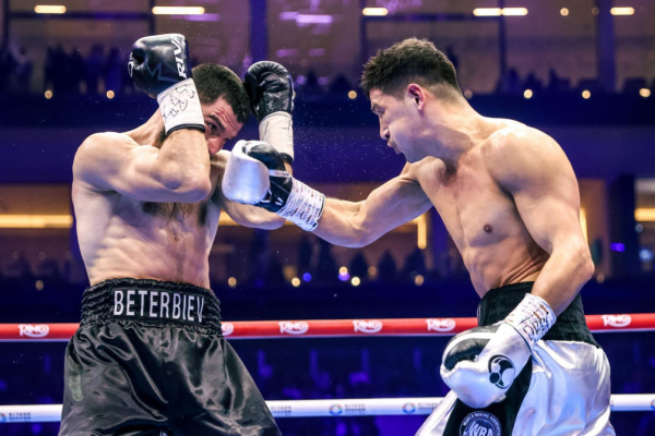 Как Бивол отобрал титул абсолютного чемпиона у Бетербиева. Фоторепортаж - новостной портал st-piter.ru