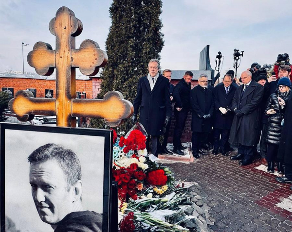 Послы США, Великобритании и стран ЕС возложили цветы к могиле Навального - новостной портал st-piter.ru