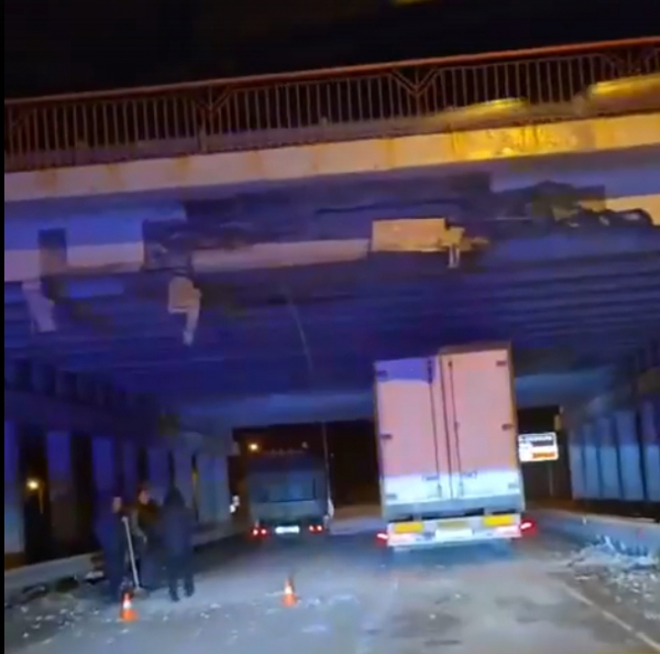 Большегруз повредил мост и затруднил движение под Петербургом - новостной портал st-piter.ru