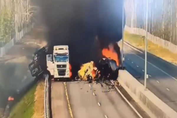 На трассе Петербург&mdash;Москва открыли движение после крупной аварии. Фото - новостной портал st-piter.ru