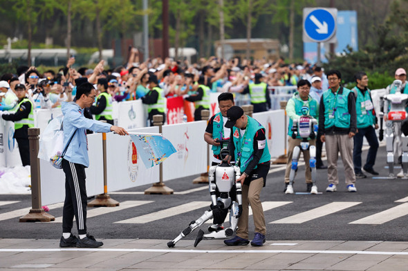 В Китае прошел первый полумарафон с участием роботов. Видео - новостной портал st-piter.ru