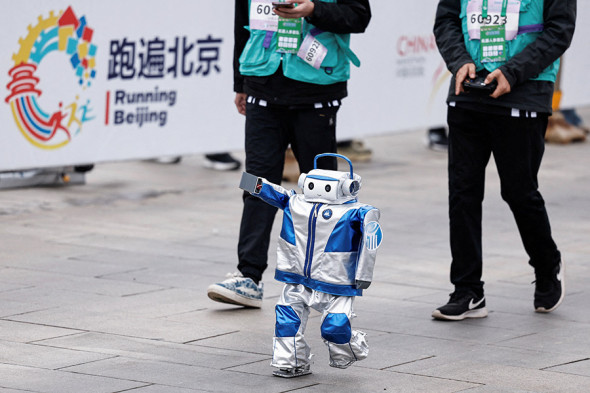 В Китае прошел первый полумарафон с участием роботов. Видео - новостной портал st-piter.ru