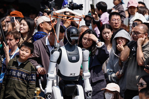 В Китае прошел первый полумарафон с участием роботов. Видео - новостной портал st-piter.ru