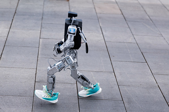 В Китае прошел первый полумарафон с участием роботов. Видео - новостной портал st-piter.ru