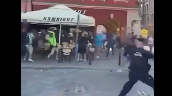 Видео массовой драки фанатов &laquo;Челси&raquo; и &laquo;Бетиса&raquo; перед финалом еврокубка - новостной портал st-piter.ru