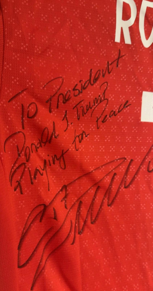 Роналду подарил Трампу футболку с личным автографом и посланием о мире - новостной портал st-piter.ru