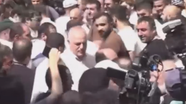 В Армении завели дело на протестующих, отбивших у силовиков архиепископа - новостной портал st-piter.ru