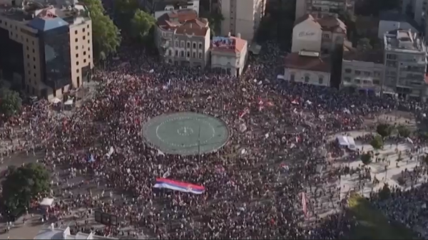 В Белграде студенты собрались на оппозиционный митинг у здания парламента - новостной портал st-piter.ru