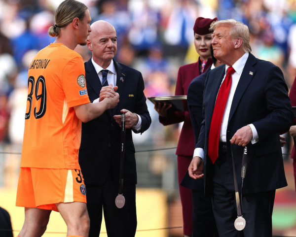 Трамп вручил вратарю сборной России медаль клубного чемпионата мира - новостной портал st-piter.ru