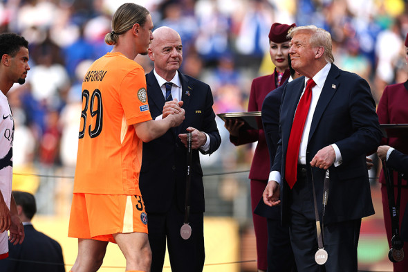 Трамп вручил вратарю сборной России медаль клубного чемпионата мира - новостной портал st-piter.ru