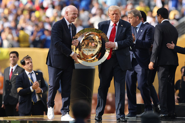 Трамп вручил вратарю сборной России медаль клубного чемпионата мира - новостной портал st-piter.ru