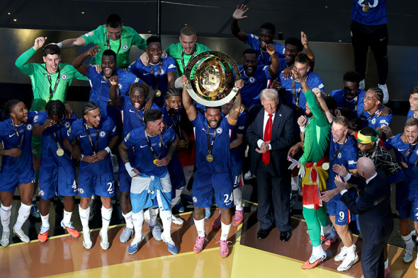 Трамп вручил вратарю сборной России медаль клубного чемпионата мира - новостной портал st-piter.ru