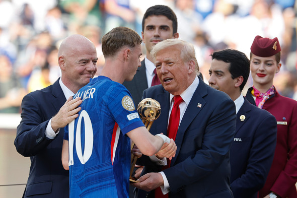 Трамп вручил вратарю сборной России медаль клубного чемпионата мира - новостной портал st-piter.ru