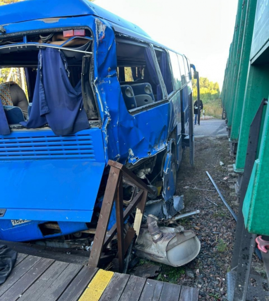 Автобус с туристами столкнулся с поездом под Петербургом - новостной портал st-piter.ru