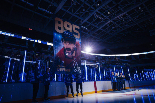 &laquo;Динамо&raquo; вручило Овечкину золотую клюшку за рекорд в НХЛ - новостной портал st-piter.ru