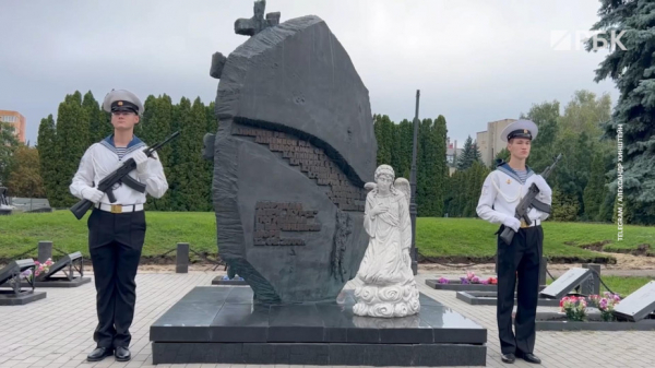 В Курске состоялась панихида по погибшим членам экипажа&nbsp;подлодки&nbsp;&laquo;Курск&raquo; - новостной портал st-piter.ru
