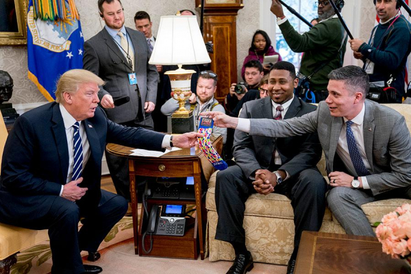 Носки, &laquo;дракон&raquo; из Индонезии и картина Черчилля: что дарили лидерам США - новостной портал st-piter.ru