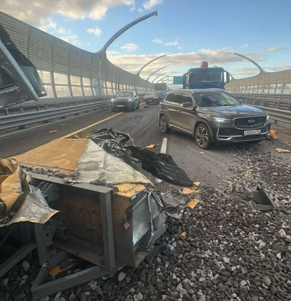 Полиция проверяет столкновение грузовиков на скоростной дороге Петербурга - новостной портал st-piter.ru