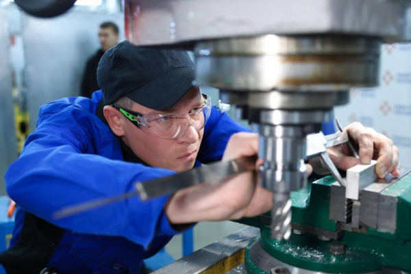 Люди труда: как повысить престиж рабочих профессий - новостной портал st-piter.ru