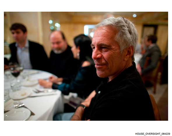 Демократы опубликовали новые фотографии из архива Джеффри Эпштейна - новостной портал st-piter.ru