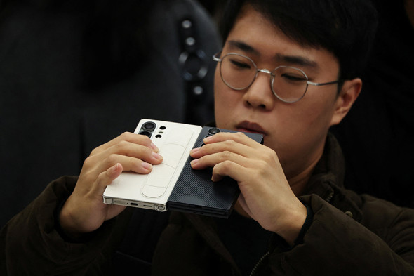 Samsung представила складывающийся втрое смартфон - новостной портал st-piter.ru