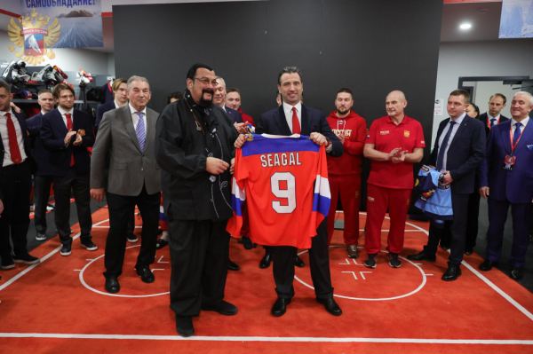 Сигал в раздевалке. Чем запомнился первый Кубок &laquo;Первого канала&raquo; в Сибири - новостной портал st-piter.ru