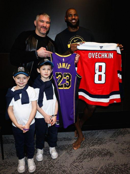 Овечкин сходил на матч НБА и подарил Леброну Джеймсу свой игровой свитер - новостной портал st-piter.ru