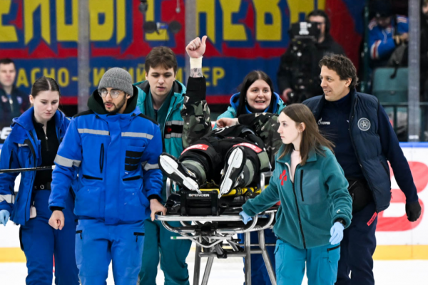 Хоккеиста СКА увезли со льда на носилках после толчка от капитана ЦСКА - новостной портал st-piter.ru