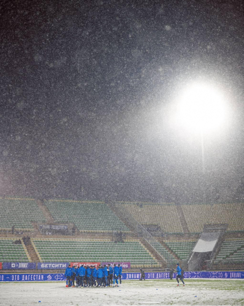 Матч РПЛ в Каспийске начался с 30-минутной задержкой из-за снегопада - новостной портал st-piter.ru