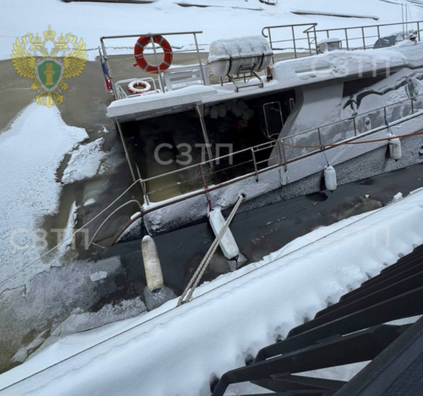 У набережной Петербурга частично затонуло судно. Фото - новостной портал st-piter.ru