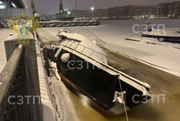 У набережной Петербурга частично затонуло судно. Фото - новостной портал st-piter.ru