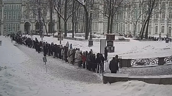 В петербургский Эрмитаж выстроилась огромная очередь - новостной портал st-piter.ru